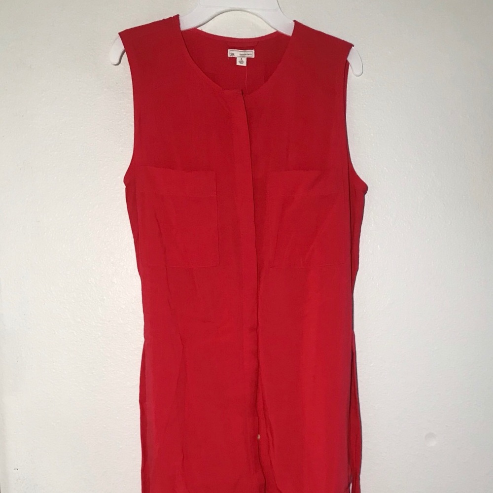 Sleeveless button down dress.